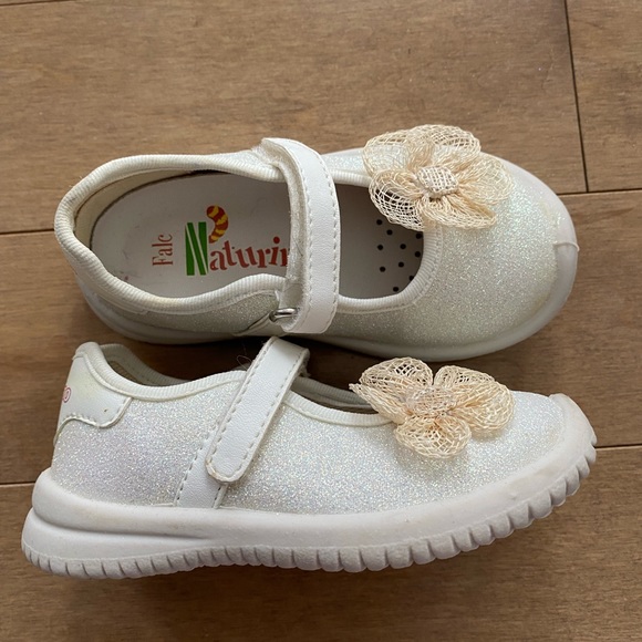 Baby Naturino shoes size 21 white sparkle with beige flower accent - Picture 4 of 6